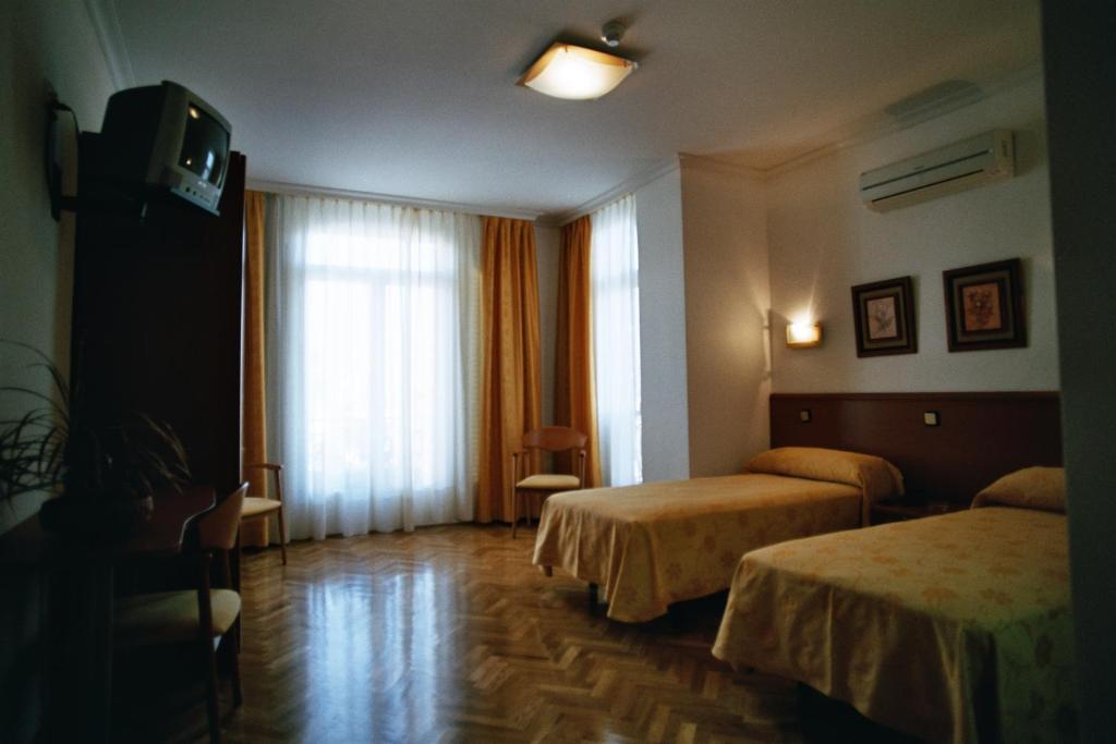 Hostal Luis XV Мадрид Экстерьер фото