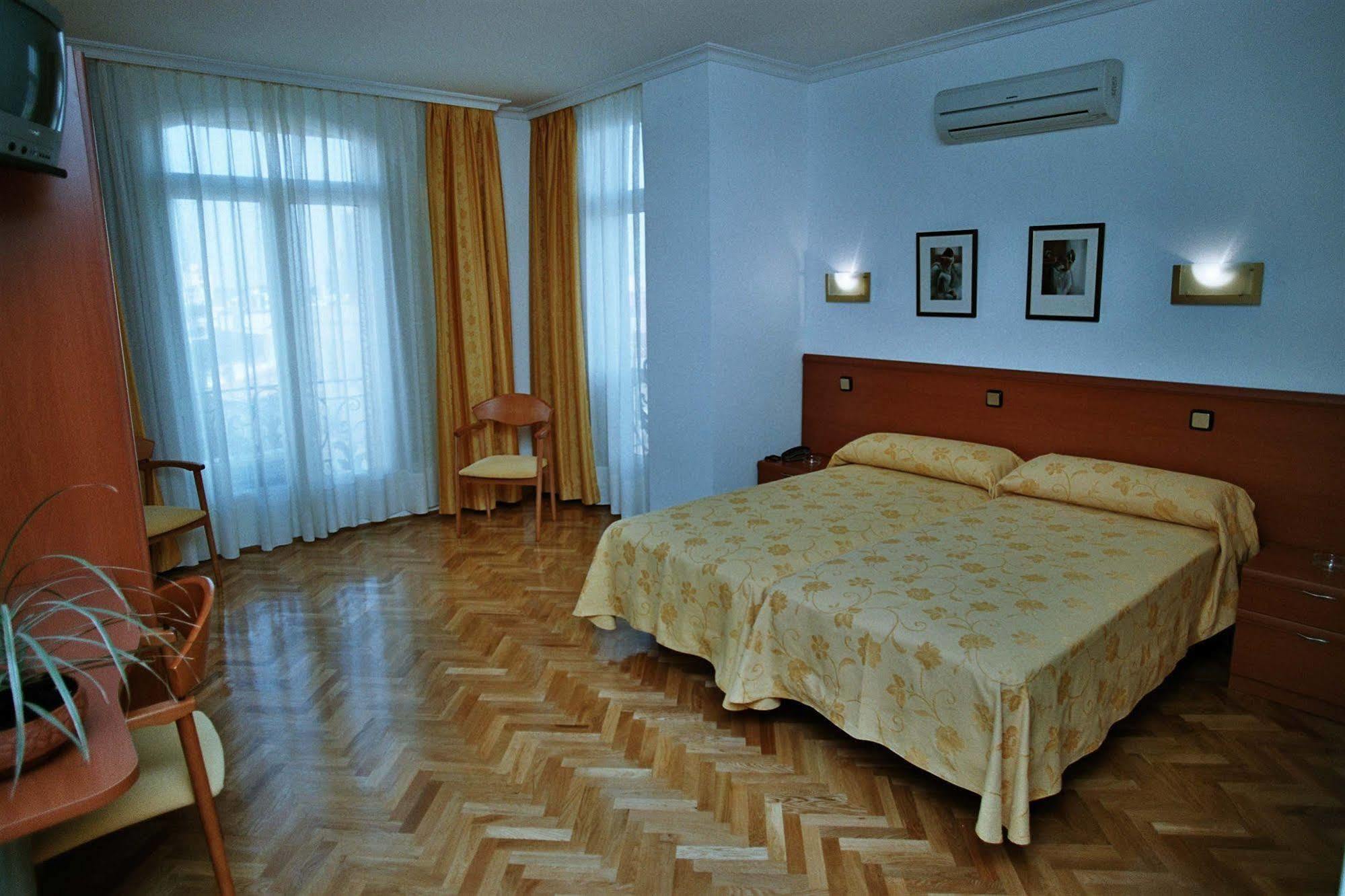Hostal Luis XV Мадрид Экстерьер фото