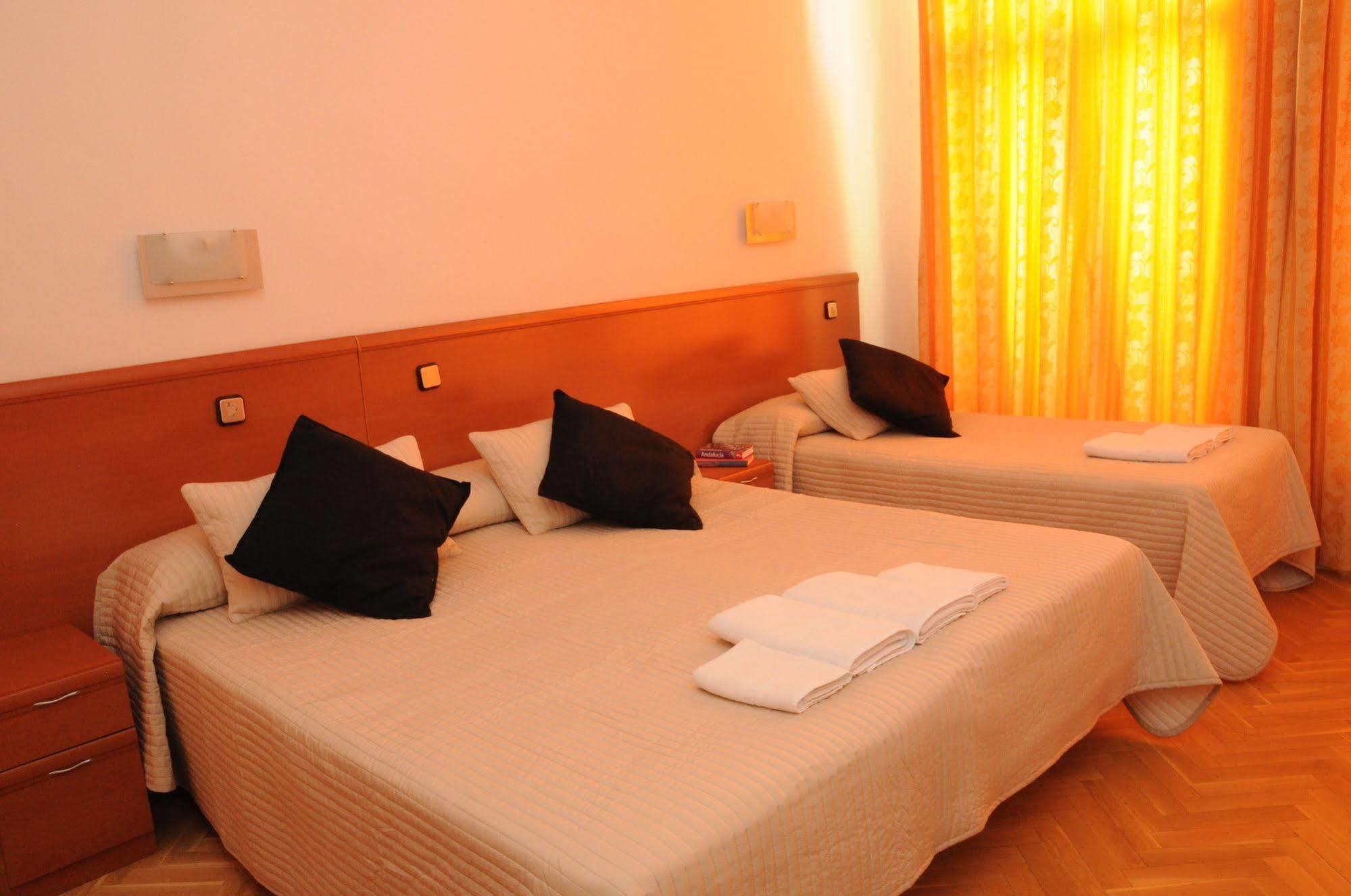 Hostal Luis XV Мадрид Экстерьер фото
