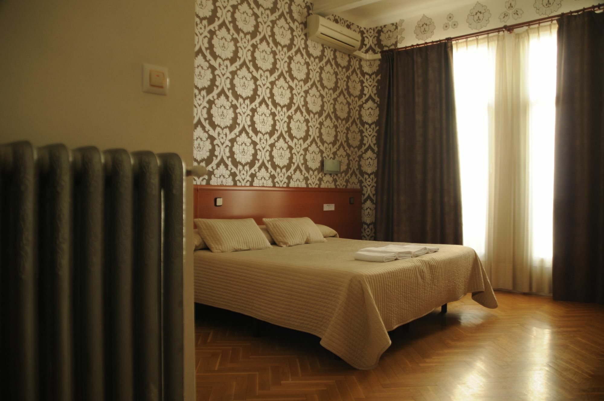 Hostal Luis XV Мадрид Экстерьер фото