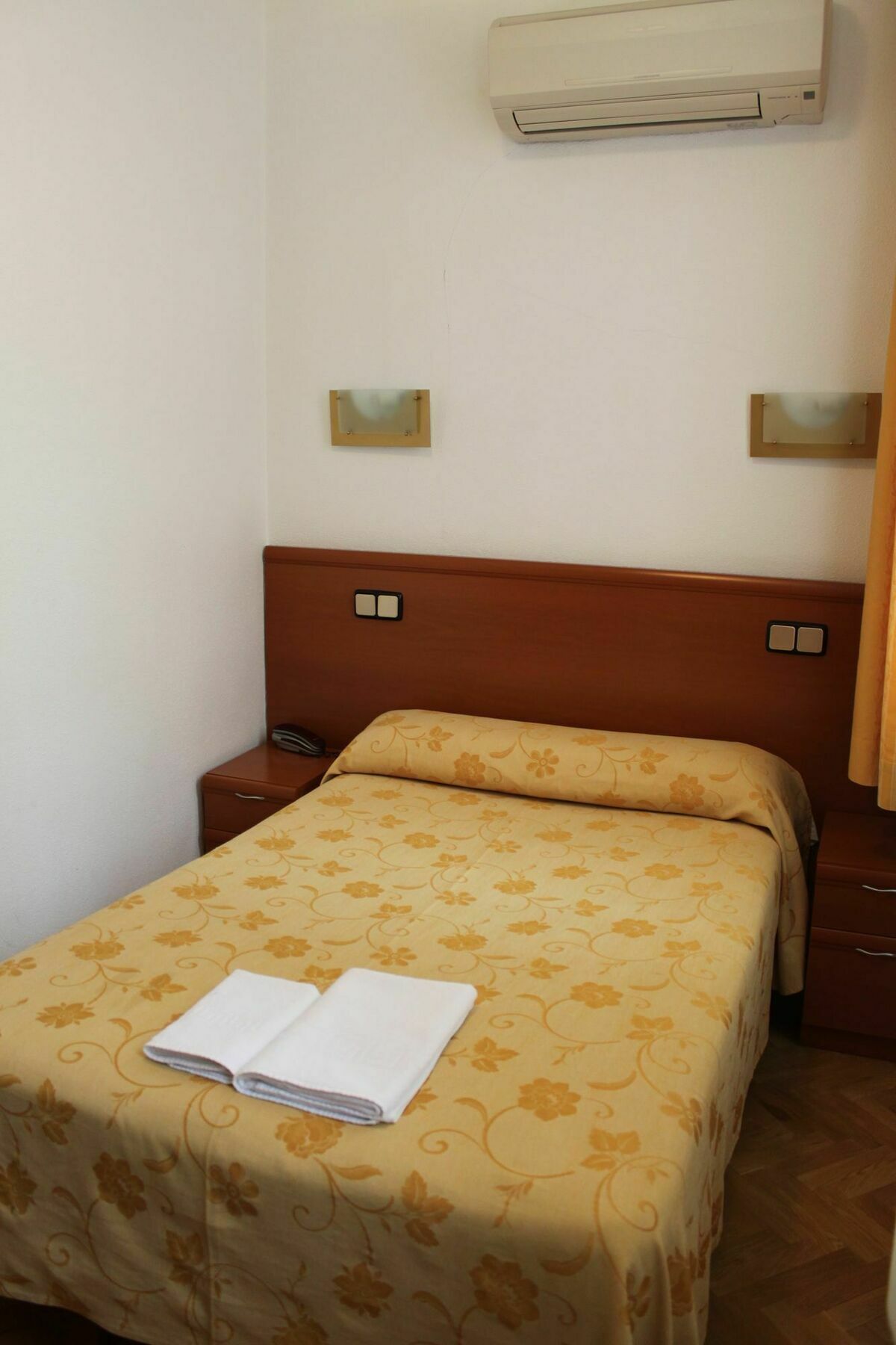 Hostal Luis XV Мадрид Экстерьер фото