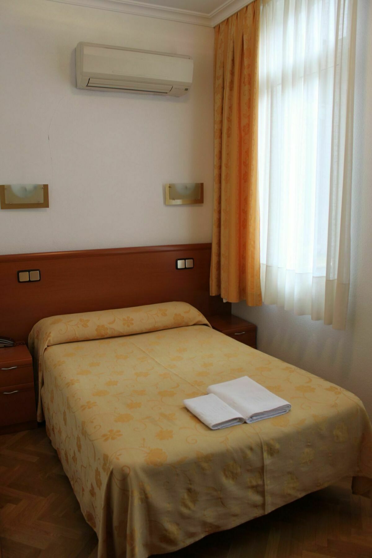 Hostal Luis XV Мадрид Экстерьер фото